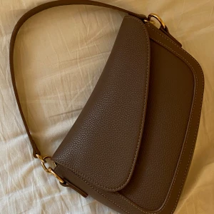 Väska - Supersnygg saddlebag, inga defekter💓 Ett längre band medföljer 