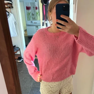 Rosa stickad tröja från Hm - En mysig stickad tröja från Hm. Den är Alpacka och ull. Storlek S och bra sick!  