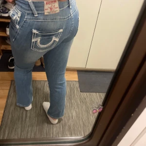 True religion jeans - Jättesnygga true religion jeans som tyvärr inte passar mig längre!!<3 Köpta på Zalando pre owned för ungefär 1200kr. De är storlek 28 och passar någon som är ungefär 162 cm eller under. Sitter ungefär som S/XS!! I jättebra skick. Endast lite utsvänga