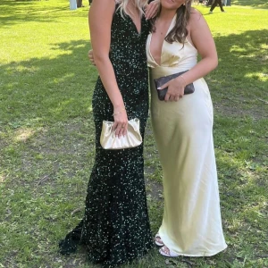 Balklänning - Mörkgrön lite glittrig balklänning. Använd endast 1 gång och i väldigt bra skick! Storlek S/M Är 172 och den är bra lång