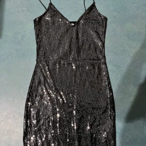 Silvrig paljettklänning  - Silvrig paljettklänning i fint skick från H&M, passar bra till nyår och andra festligare tillfällen. Använd bara 2 gånger.  
