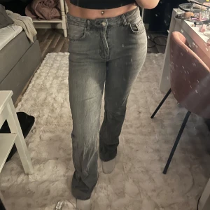 Grå jeans - Grå jeans från Gina Tricot i storlek 34🩶 Midwaist Bootcut