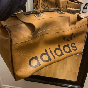 Vintage 1970 Adidas Väska - Fin charmig vintage väska.  Brun Adidas.