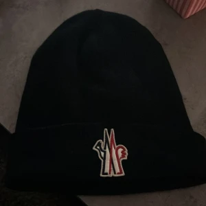 Fin monclermössa i nyskick - Fin monclermössa, väldigt lite använd så i nyskick Självklart är den äkta och köpt på nk i Stockholm. Nypris 1800kr Mitt pris 1200kr