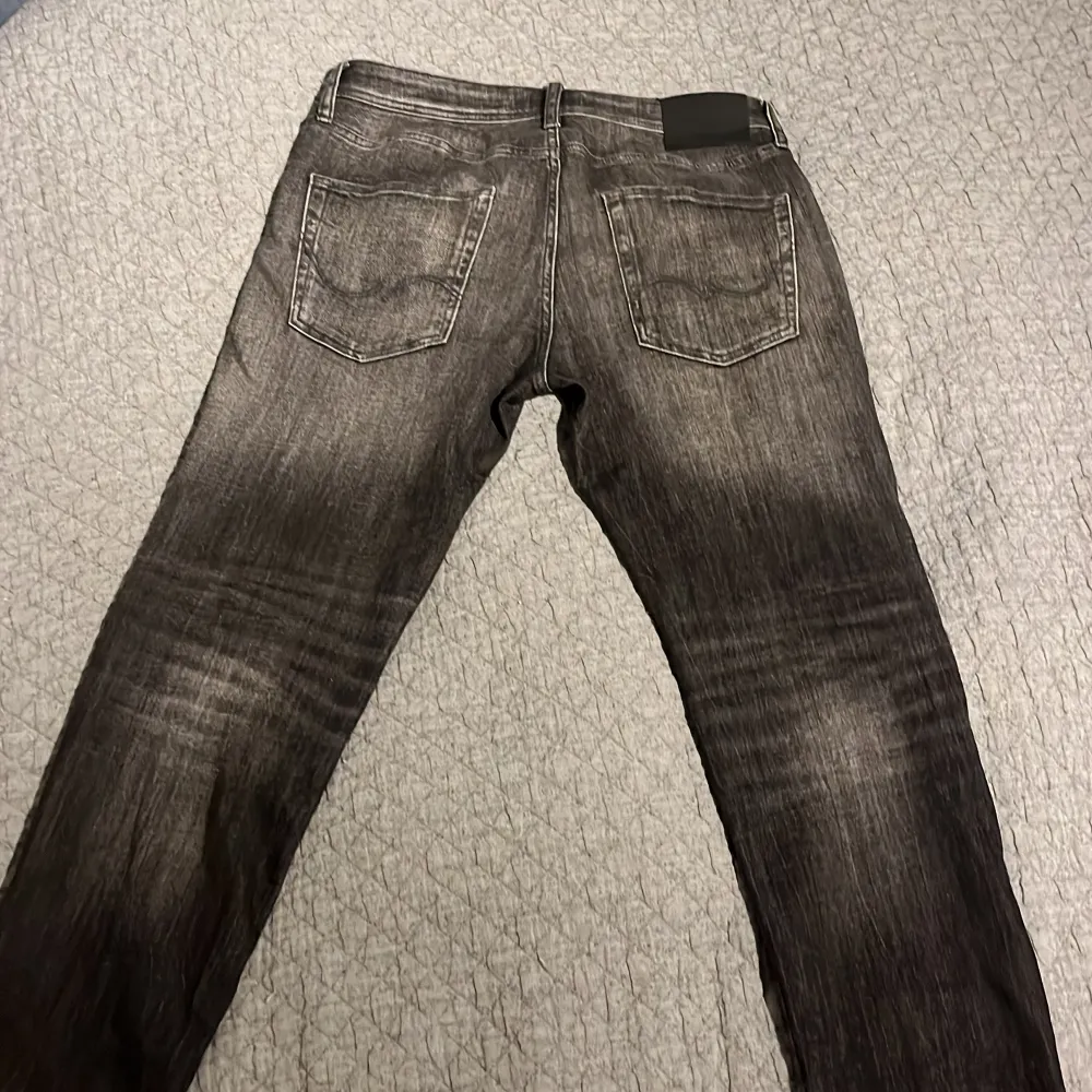 Säljer eftersom den inte passar mig, använda 3 gånger. Nyskick. Storlek 32/32 Originalpris 579 kr.. Jeans & Byxor.