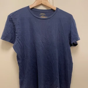 Ralph lauren T-shirt - Säljer nu min polo Ralph lauren t-Shirt i storlek S färg blå kond 7/10 hör av er vid frågor eller funderingar 