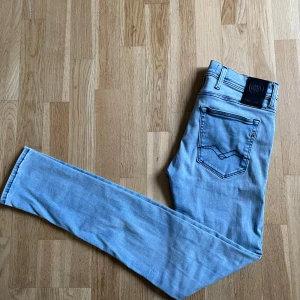 Replay jeans - Tjena, säljer ett par feta Replay jeans storlek 29/32. Bra tvätt och 10/10 skick utan några defekter. Priset är inte hugget i sten. Skriv för fler frågor/bilder.