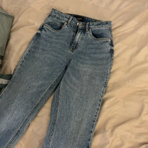 Jeans högmidjat  - Fint skick, stretchiga. slits nertill