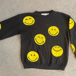Tröja barn Smiley World HM 134/140 - Fint skick, några små noppor
