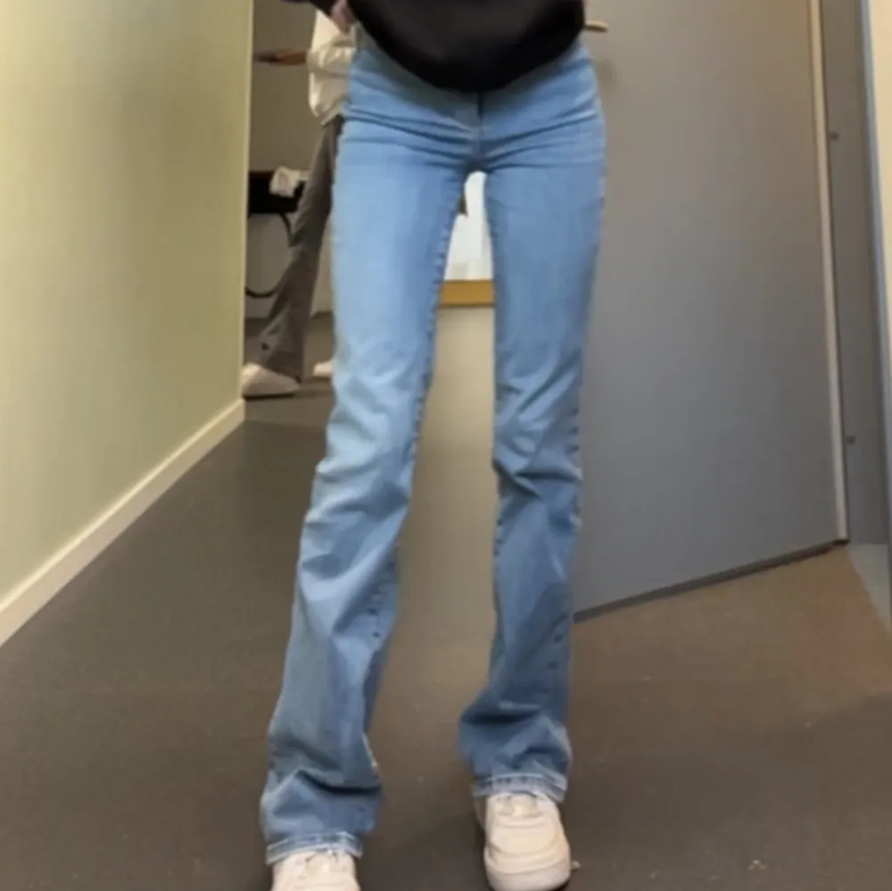 Säljer dp jag inte använder dom längre. Högmidjade från början men omsydda till mid- Low waist. Syns att dom är omsydda men inget man tänker på! Bootcut jeans i en fin blå färg. Lite långa på mig som är 165. Vid fler bilder eller mått är de bara att fråga🥰. Jeans & Byxor.