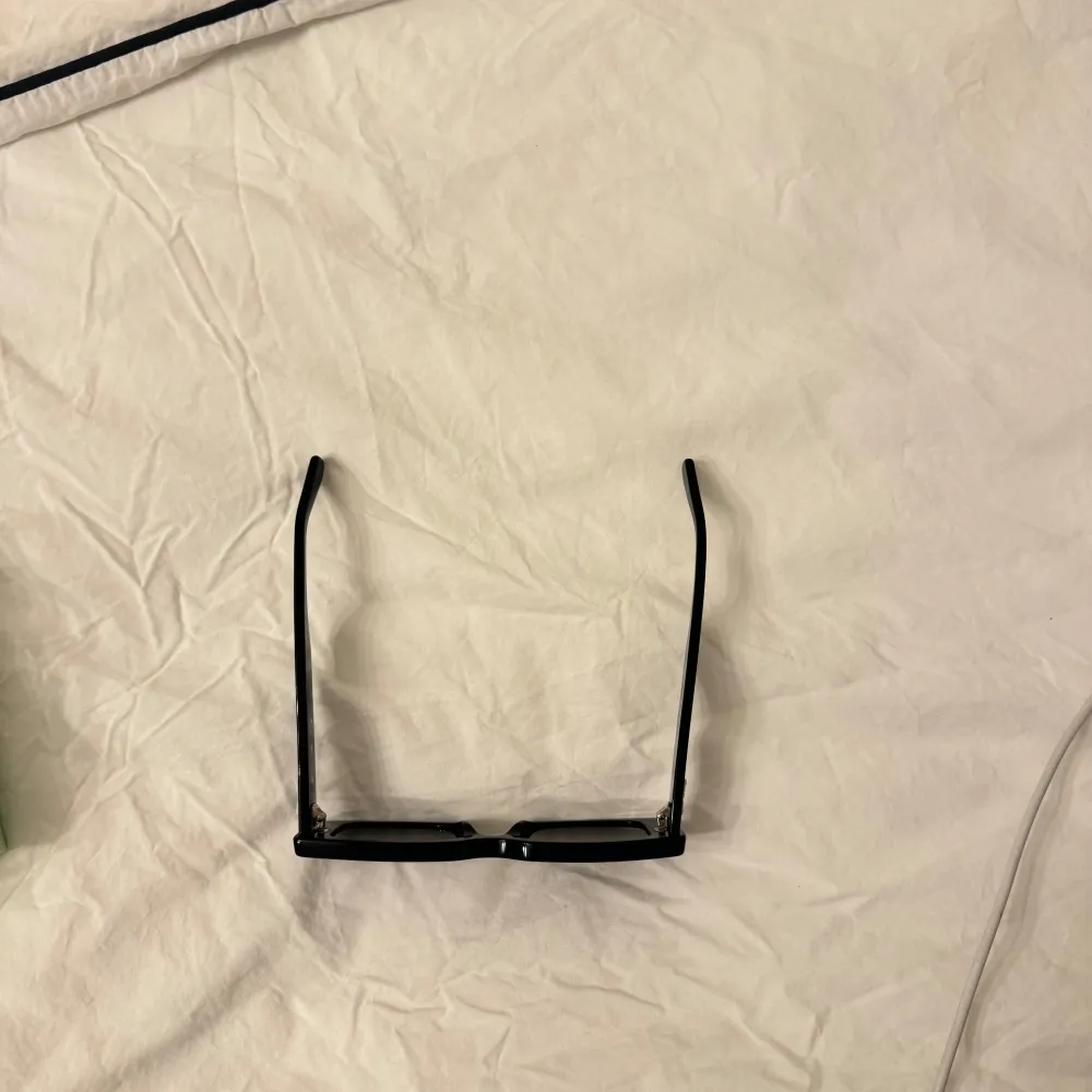 Säljer ett par stilrena svarta solglasögon från Off-White. De har en fyrkantig form och är i nyskick. Perfekta för både vardag och fest! Kommer med originalförpackning och kvitto från Mister Spex.. Asusteet.