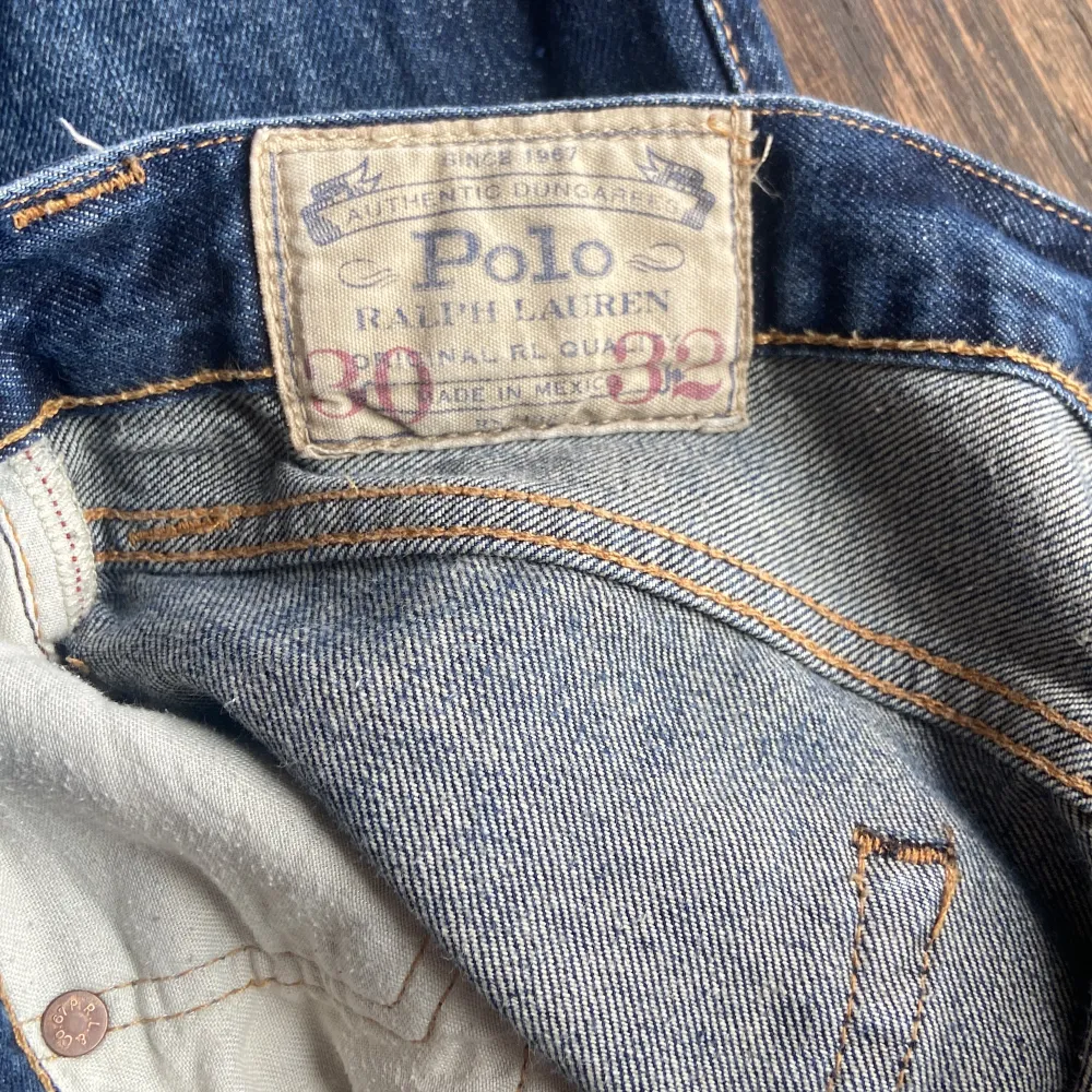 Size 30/32, marinblå. Lite vintage känsla, slitningar längst ner. Har använt dem ett antal gånger men nu passar de inte mig längre. Slim/straight fit. Lite små fickor. . Jeans & Byxor.