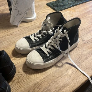 Skor - Nike air force1 storlek 43 svart De andra är storlek 43 sv/vit Nästan helt oanvända 