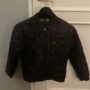 Ralph Lauren Jacka - Säljer en raffe jacka från när jag var liten inga defekter alls på jackan den är bara använd flitigt
