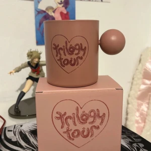 Melanie Martinez mug - Säljer en mug som jag fick på konceren, har nämligen 2 stycker dårför säljer jag ena , du kommer få den som är oöppnad , min är öppen bara för att vissa hur den ser ut! 