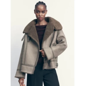 Zara shearlingjacka/pilotjacka - Skit snygg jacka från Zara i storlek M men passar perfekt på mig som vanligtvis har storlek XS/S och blir oversized. Super fin brun färg och passar perfekt till höst/vinter! Nypris 1300kr, 600 eller bud!