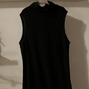 Polo/halvpolo linne - Svart polo/halvpolo - linne i storlek s. Använt skick men går nog att lösa med noppmaskin 