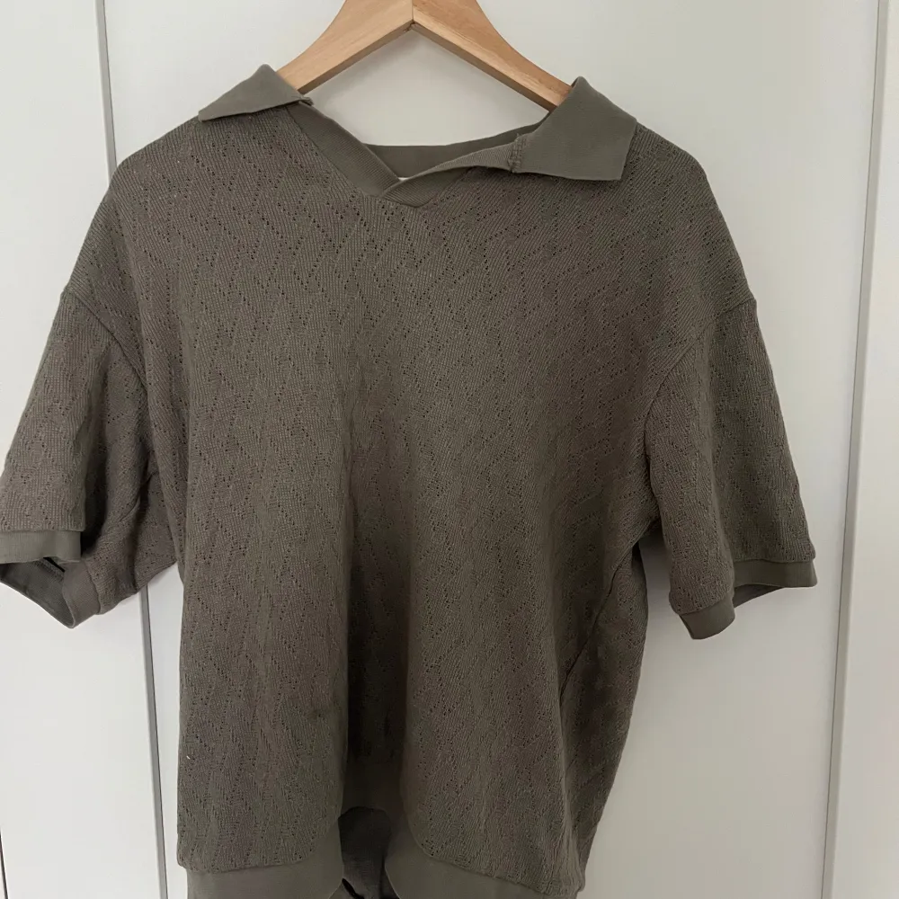 Säljer en stilren beige tröja från Zara i storlek S. Den har korta ärmar och en klassisk krage, perfekt för en avslappnad men ändå snygg look. Materialet känns mjukt och bekvämt, idealiskt för vår och sommar.. Tröjor & Koftor.