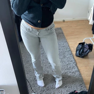 Ltb gråa jeans  - Intresse koll, vill mest se vad jag kan få för dom. Ifrån ltb i storlek 28/34. Jag bär s/m och dessa sitter perfekt de är lite för långa för mig som är 168. Bra skick, jag köpte de här på plick men jag har knappt använt dom💕600