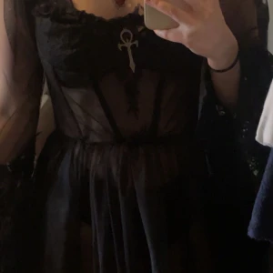 Klänning från dollskill  - Helt oanvänd, skulle haft den på balen men den kom försent. Väldigt vacker men kommer ej till användning. Nypris:1961kr