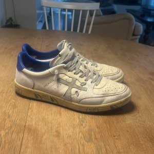  Premiata Clay skor - Tjena,säljer ett par Premiata Clay skor i storlek 42. nypris 3000 kr. skorna är i mycket bra skick, box och kvitto ingår! byten och pris kan diskuteras.