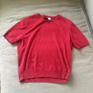 Röd tröja från H&M - Säljer en snygg vinröd tröja från H&M i storlek M men passar mig som är xs/s. Den har korta ärmar och är perfekt för både vardag och fest. Materialet känns mjukt och bekvämt, och den har en klassisk rund halsringning. Passar perfekt till jeans!