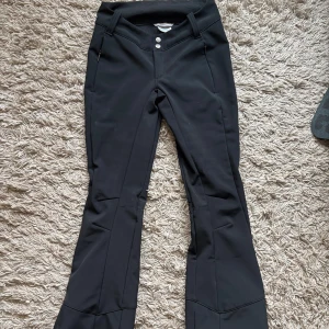 Skidbyxor - Säljer mina superfina skidbyxor som är bootcut, storlek 2 vilken motsvarar xs. Säljer då de är för små för mig💘💘