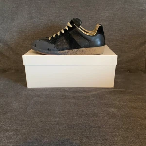 Maison margiela - Säljer dessa riktigt feta Maison margiela skor, de är i storlek 42 och använda fåtalet gånger bara. Skriv vid funderingar och skicka gärna prisförslag.