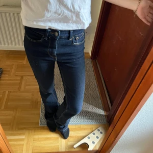 Zara jeans - Marinblå bootcut från zara 