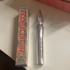 Precisely, My Brow Wax från Benefit - Säljer en Precisely, My Brow Wax från Benefit. ❤️Den kommer i en snygg silverfärgad förpackning med orange text. Perfekt för att forma och definiera dina ögonbryn med precision. Produkten är full-pigmenterad och ger ett långvarigt resultat. Perfekt för dig som vill ha välformade bryn hela dagen! Helt oanvänd då jag redan har 3 stycken!🤗❤️nypris : 429 men säljer för 300!