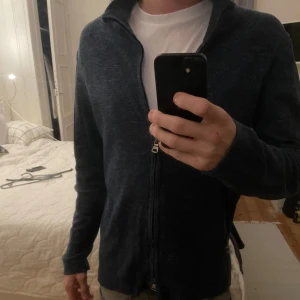 Oscar Jacobsson zip tröja - Blå Zip tröja från Oscar Jacobsson. Bra skick. Storlek S men lite stor i storleken. Jag är 182cm och väger 75kg och den sitter perfekt (som på bilden).