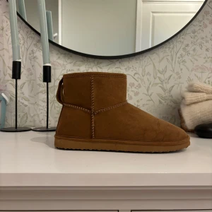 Bruna boots i mocka - Säljer ett par snygga bruna boots i mocka. De är perfekta för höst och vinter. Säljer dessa då det är försmå för mig. Aldrig använda!!💕😝