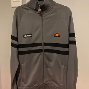 Ellesse tröja  - Den är helt ny och aldrig använd, skriv vid funderingar 