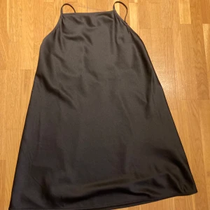 Klänning  - Kort blank klänning från Gina tricot 