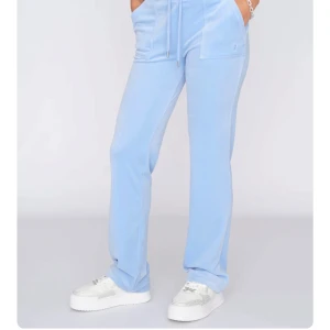 Juicy byxor - Säljer mina ljusblåa juicybyxor då de inte längre används. Storlek S, bra skick. Fickor med knappar på baksidan. Hör av dig vid intresse☺️💙