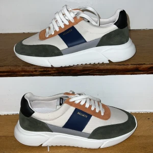 NYA Axel Arigato - Helt oanvända Sneakers Modellen är en vintage modell av Axel Arigato.  Storlek 42
