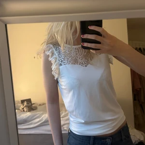 Vit blus  - Så fin vit topp med spets upptill! Perfekt till vardags och fest💞