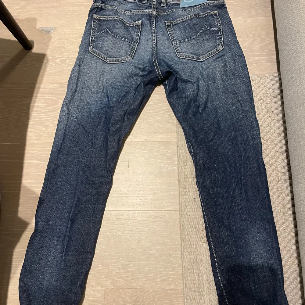 Schyssta retro jeans med skit snygg wash, dem sitter slim och det är model 622 STRL 29 och passar ungefär 167-177 Inga defekter hål eller liknande Bara att dm:a vid frågor. Jeans & Byxor.