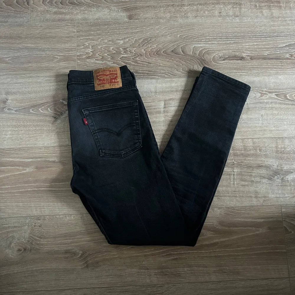 Ett par jeans i absolut topp skick och som dessutom har en extremt snygg tvätt. Nypriset på dessa jeans ligger på runt 1000kr. Längden på byxorna är 99cm och midjan 38cm jämför gärna med ett par egna och sen är det fritt fram att använda ”köp nu”.. Jeans & Byxor.