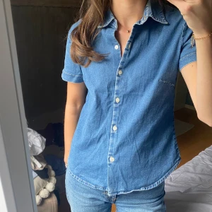 Jeansskjorta  - Snygg jeansskjorta i fint skick från GAP