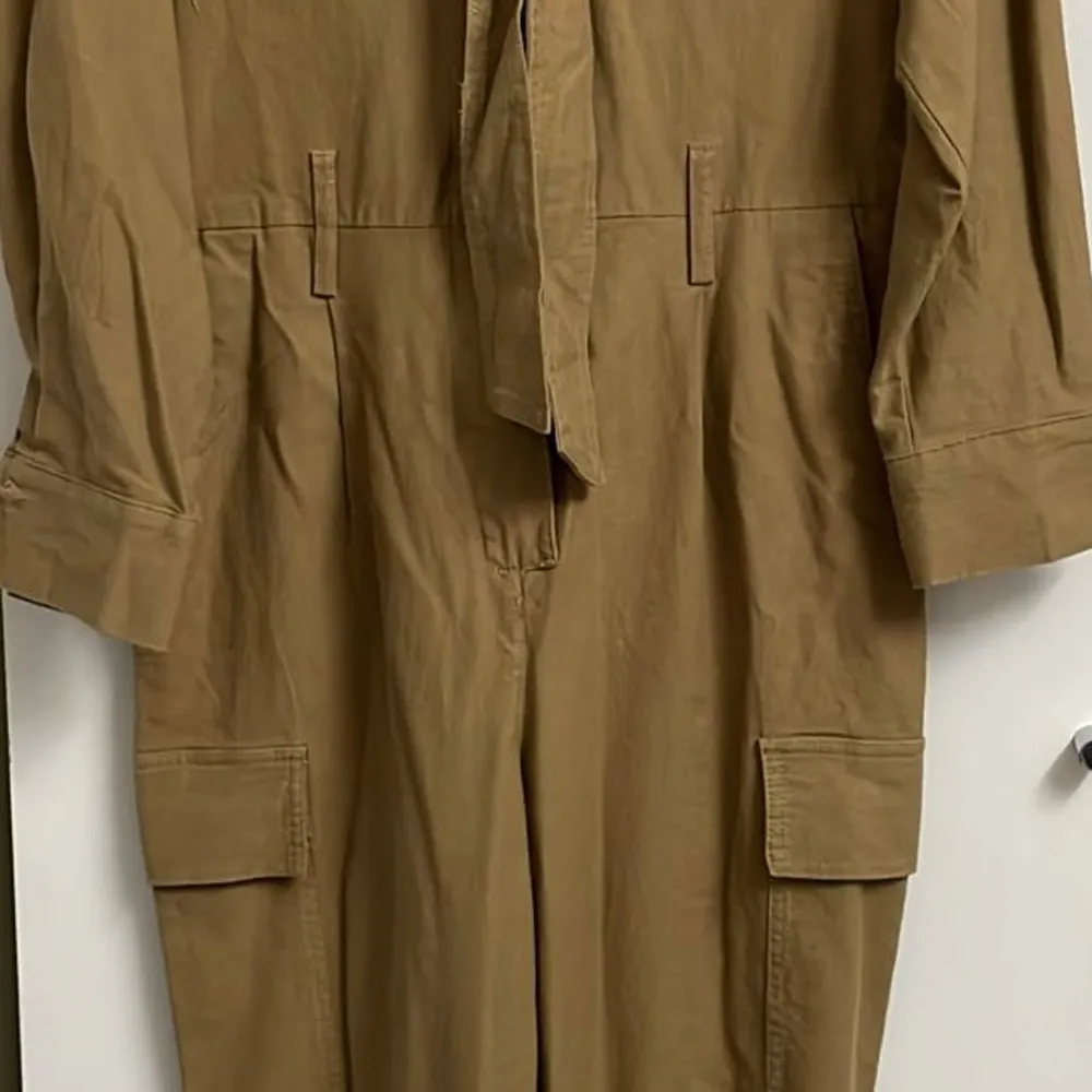 Säljer en jumpsuit från H&M i storlek 34. Den har långa ärmar och ett knytbälte i midjan för en stilren look. Perfekt för höst och vår! Passar även storlek 38 . Övrigt.