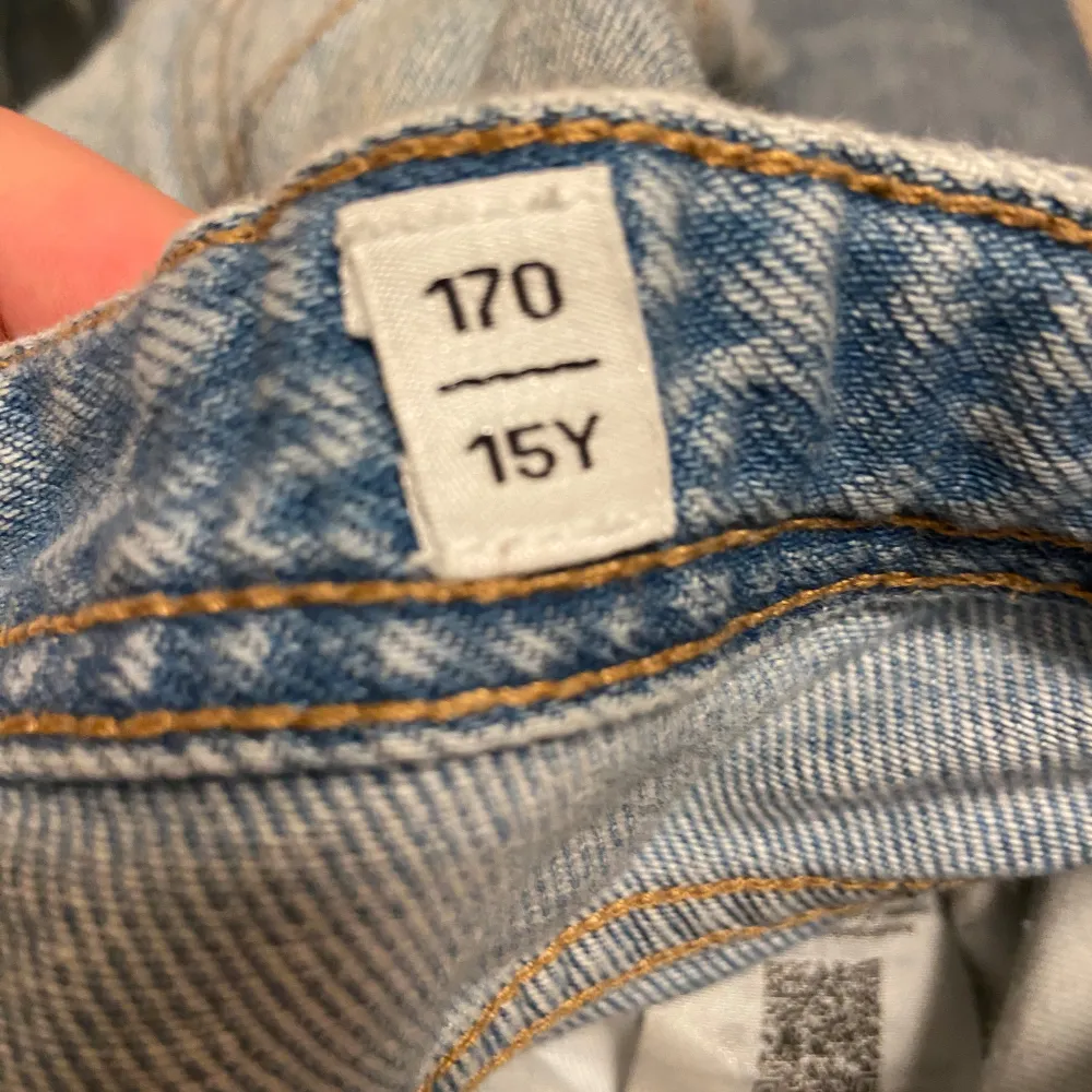 Säljer ett par blå jeans från Jack & Jones i storlek 170/15Y. De har en avslappnad passform och är perfekta för en casual look. Jeansen har en klassisk femficksdesign och är i bra skick. Perfekta för både vardag och avslappnade tillfällen.. Jeans & Byxor.