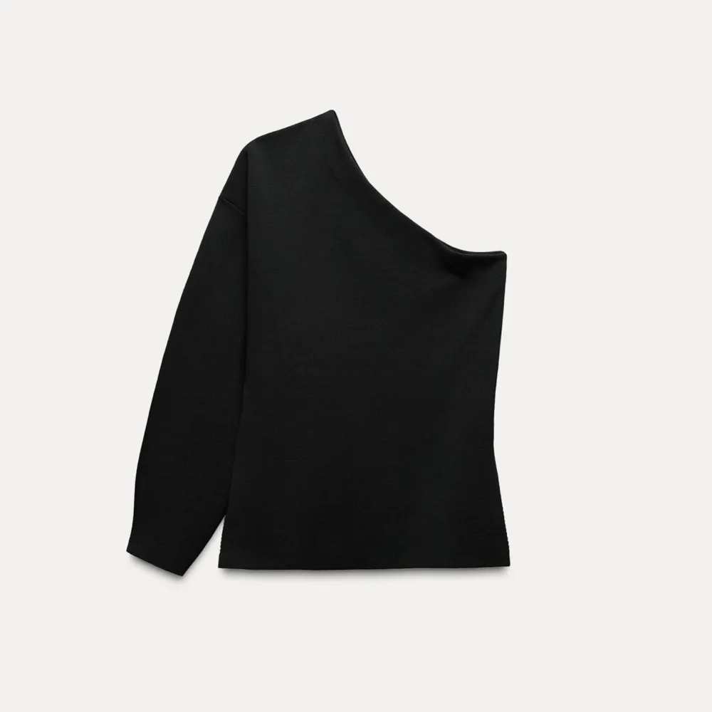 Snygg svart oneshoulder topp med lång ärm. Perfekt för en stilren och modern look. Passar både till vardags och festliga tillfällen. Aldrig använd!!. Toppar.