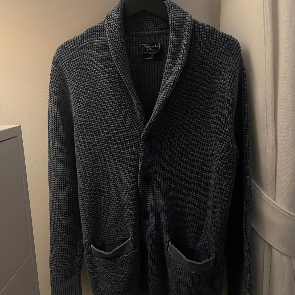 Hej! Säljer nu min stickade cardigan från Abercrombie & Fitch. Är i storlek XS och passar bäst någon från 175-178. Passar perfekt till hösten/vintern. Skriv om du har frågor!. Tröjor & Koftor.