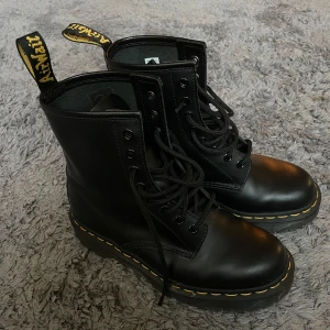 Dr. Martens  - Dr. Martens damkängor strl 38, 8 hål. Endast använda en gång 