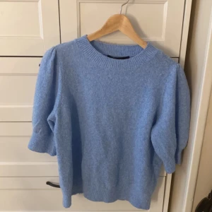 Ljusblå stickad tröja från Vero Moda - Säljer en superfin ljusblå stickad tröja från Vero Moda. Den har en klassisk rund hals och trekvartsärmar som ger en stilren look. Perfekt för både vår och höst! Tröjan är i mycket bra skick och är riktigt mysig att ha på sig. Passar perfekt till jeans eller kjol. 💙