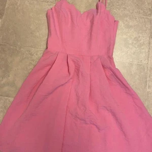 VILA-Vacker rosa klänning i storlek 36, sparsamt använd - Är i mycket bra skick. Vacker rosa klänning i storlek 36, sparsamt använd. Finns att hämta på väster i Lund eller skickas mot porto. 