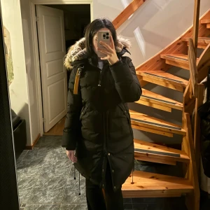 Svart Parajumpers - Svart lång Parajumpers i bra skick, pris kan diskureras 🤍