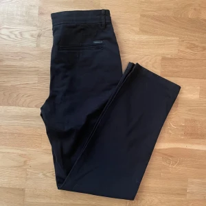 Jack & Jones Chinos W30 L32 - Ett par svarta chinos från Jack & Jones | Storlek 46, W30 L32 | Loose Fit | Nyskick | Tveka inte att kontakta mig om du har några frågor eller vill diskutera pris!