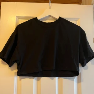 Croppad t-shirt  - Säljer nu en croppad T-shirt från Gina Tricot. Passformen är något oversized😊 Hör av er om ni har några frågor🫶🏻
